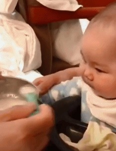 |搞笑GIF:妹子这恩爱秀的,真是让人措手不及啊