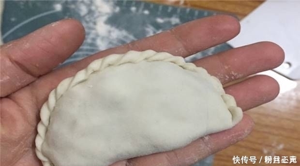 教你如何在家里做韭菜盒子,一把韭菜和两个鸡蛋,这在老人和孩子中很受欢迎