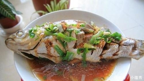 蒸鱼时,有人放盐也有人放酱油,酒店大厨:都错了!难怪鱼肉不鲜