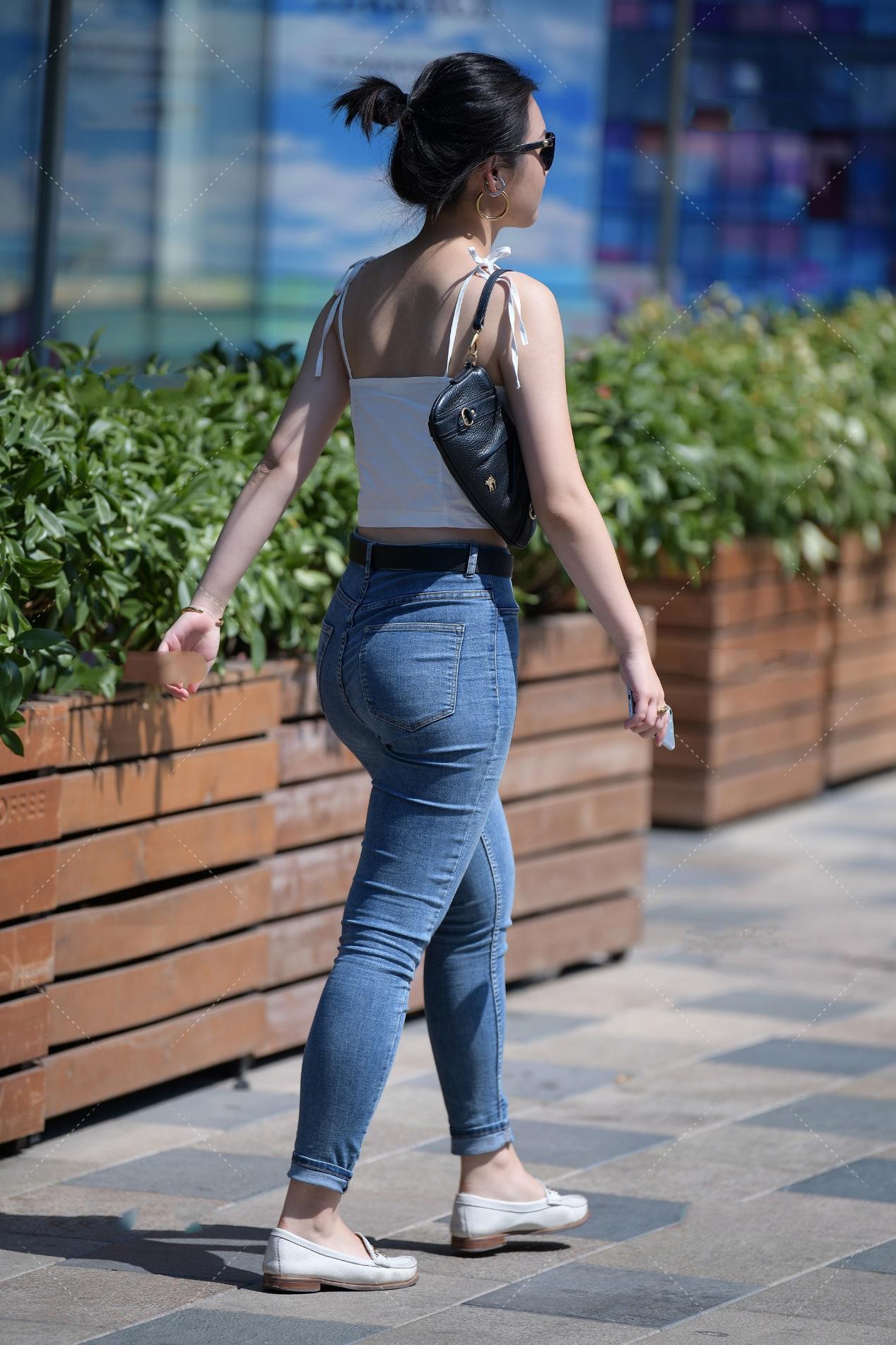 好看|简约白色背心穿上很漂亮, 搭配牛仔裤就很好看