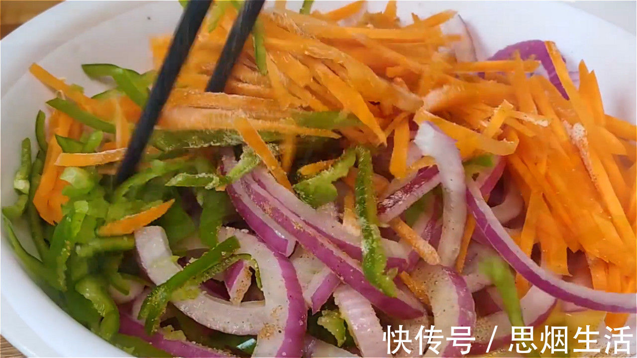 天冷了，洋葱的这个做法火了，加两个鸡蛋，简单一做，比肉还香