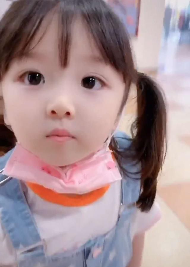 感觉|女儿逛商场累了向爸爸求抱抱,爸爸当场拒绝,随后女儿一句话让爸爸妥协