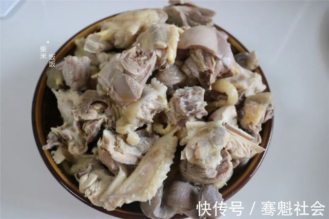 一顿饭|这道炖菜,我家常做,四种食材一锅出,一顿饭一个菜就够了