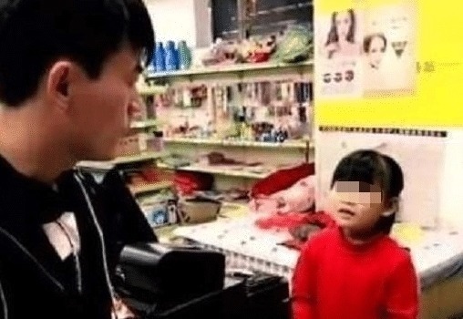 好孩子|6岁女孩逛超市，衣服鼓囊被怀疑偷东西，店员检查后忍不住落泪