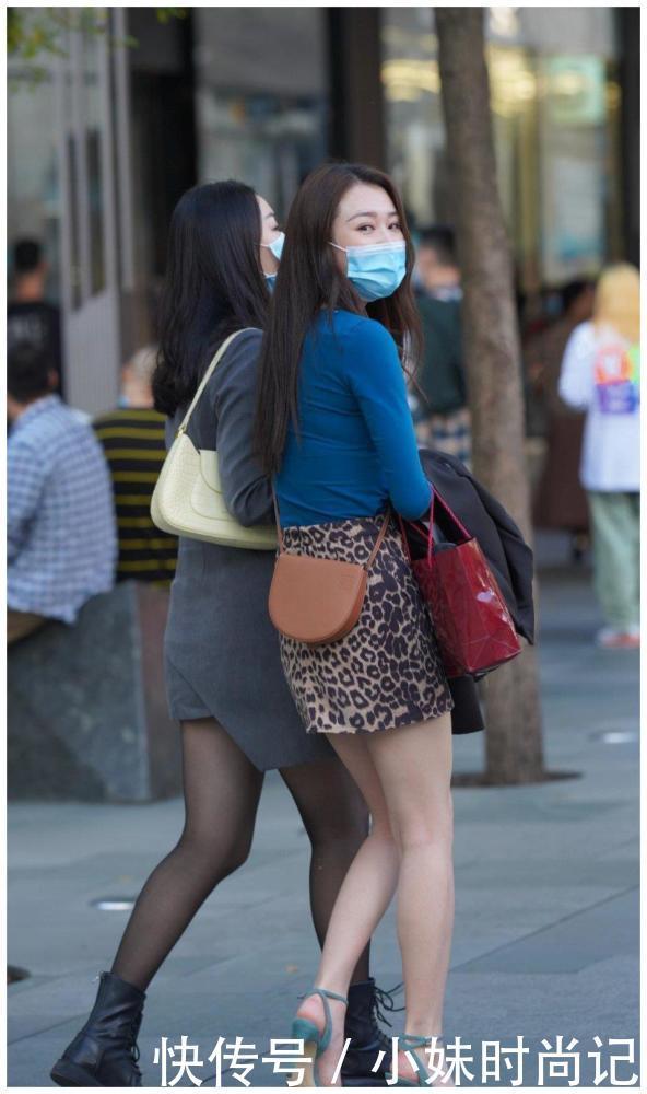 街拍:暖冬,美女穿豹纹短裙搭配一字带凉鞋,洋气有内涵、还很有档次