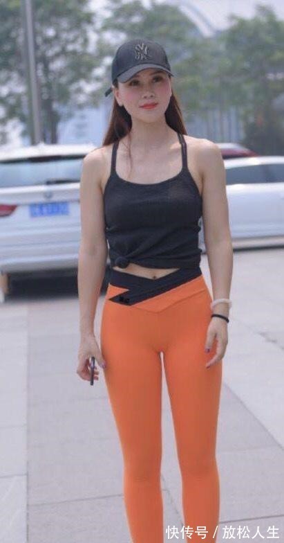 双肩带 黑色吊带搭配橙色健身裤,既阳光又有活力!