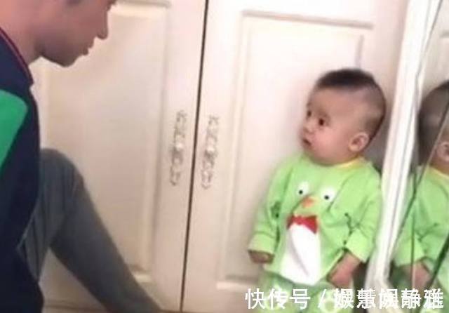 老婆大人|宝宝深夜看电视被爸爸罚站,委屈地看着爸爸,模样简直是太可爱了
