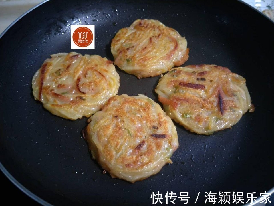 土豆饼的家常做法，软糯咸香美味诱人，做法很简单，比鸡蛋饼都香