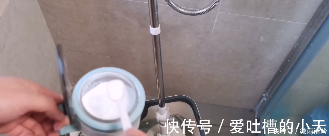 晨曦|拖地时,在水里多加一样东西,拖地不留水痕、干得快,3天不沾灰