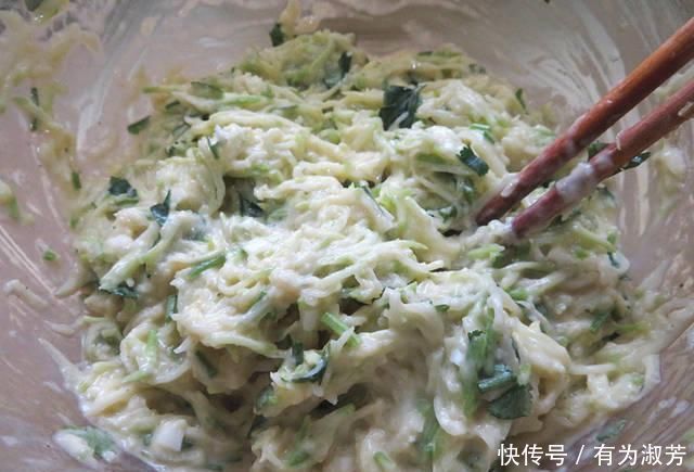 70岁的婆婆炸丸子,不光用萝卜还加它,炸好的丸子有独特的香味!