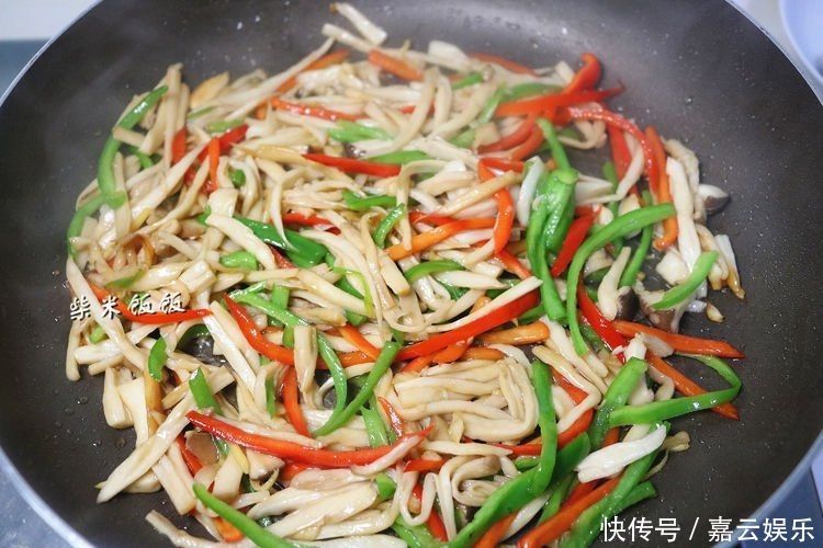 这三样一起炒，又鲜又脆，吃一口鲜嫩多汁，比肉嚼起来更香