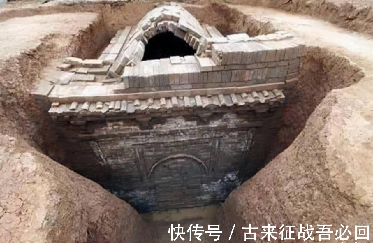 椁室|挖地基发现明朝古墓,全部墓墙都用青花瓷堆成,专家:从没见过