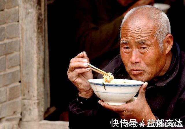 根源|老年痴呆的根源被揭晓！3个看似养生的“好习惯”，劝你避而远之