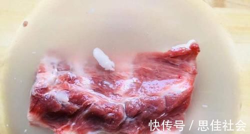 清洗羊肉，不要直接用水洗！30年老师傅教你，羊肉快速洗净无膻味