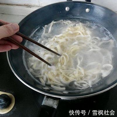 在家做手擀面不难，30年面点师傅教你2招，面条爽滑不易糊，好吃