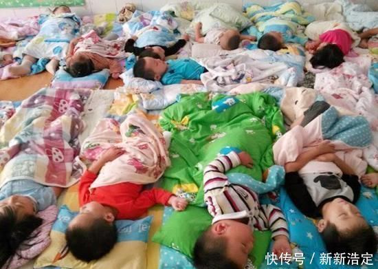 孩子|幼儿园孩子午睡,老师发现一个扣子交给园长,园长:让家长来吧