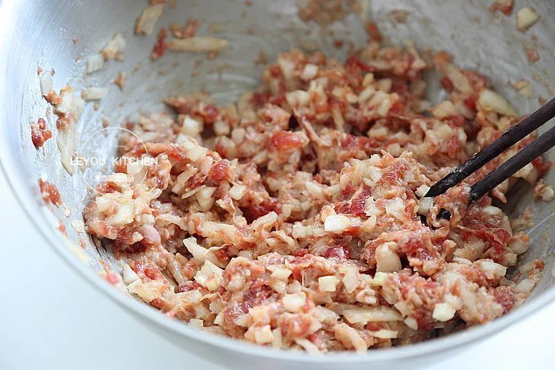 不用和面的牛肉饼,外酥里嫩,一卷一烙,比叫外卖还快