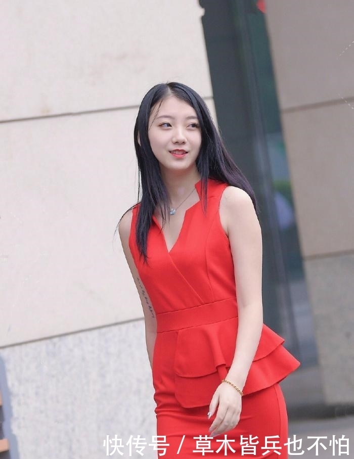 气质女神偏爱红色长裙,轻盈雅致又潇洒