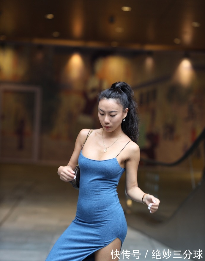 知性美 30岁“阿姨”的吊带裙,搭配独特,轻松展现“知性美 ”!