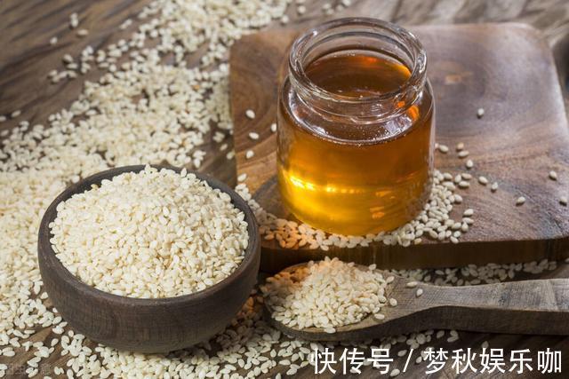 买香油,别管啥牌子,拿手上晃晃便知真假,再也不怕买到勾兑的了