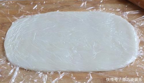 夏天就馋糯米粉这做法,一蒸一卷就搞定,香甜软糯,吃1次忘不了