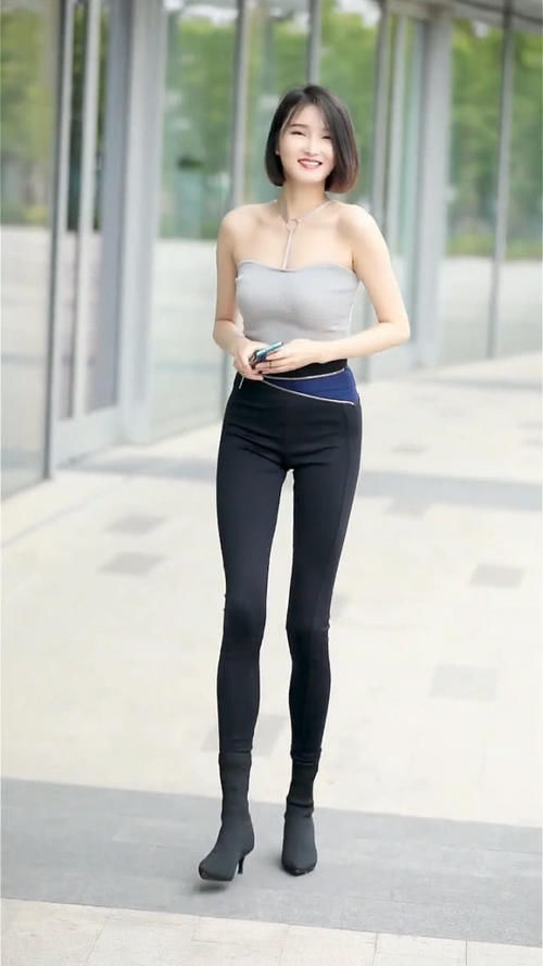 背心|街拍白色挂脖背心搭配牛仔裤,穿出绝佳气质美女,大长腿真的抢镜