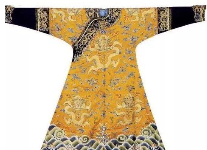 女人|史上唯一一个穿龙袍下葬的女人，专家打开棺材，发现腿上有血迹