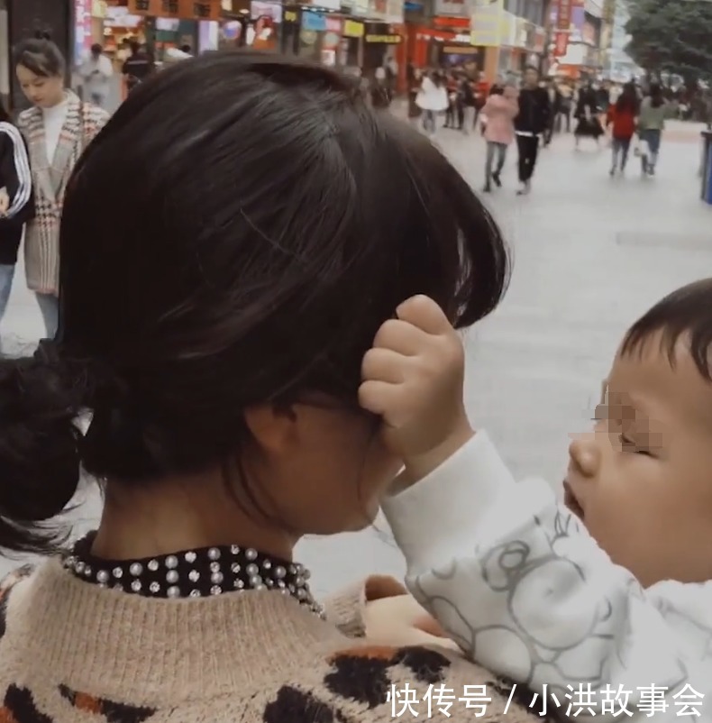 对打|都没长大2岁萌娃调皮打妈妈,90后宝妈竟和儿子对打,哭笑不得