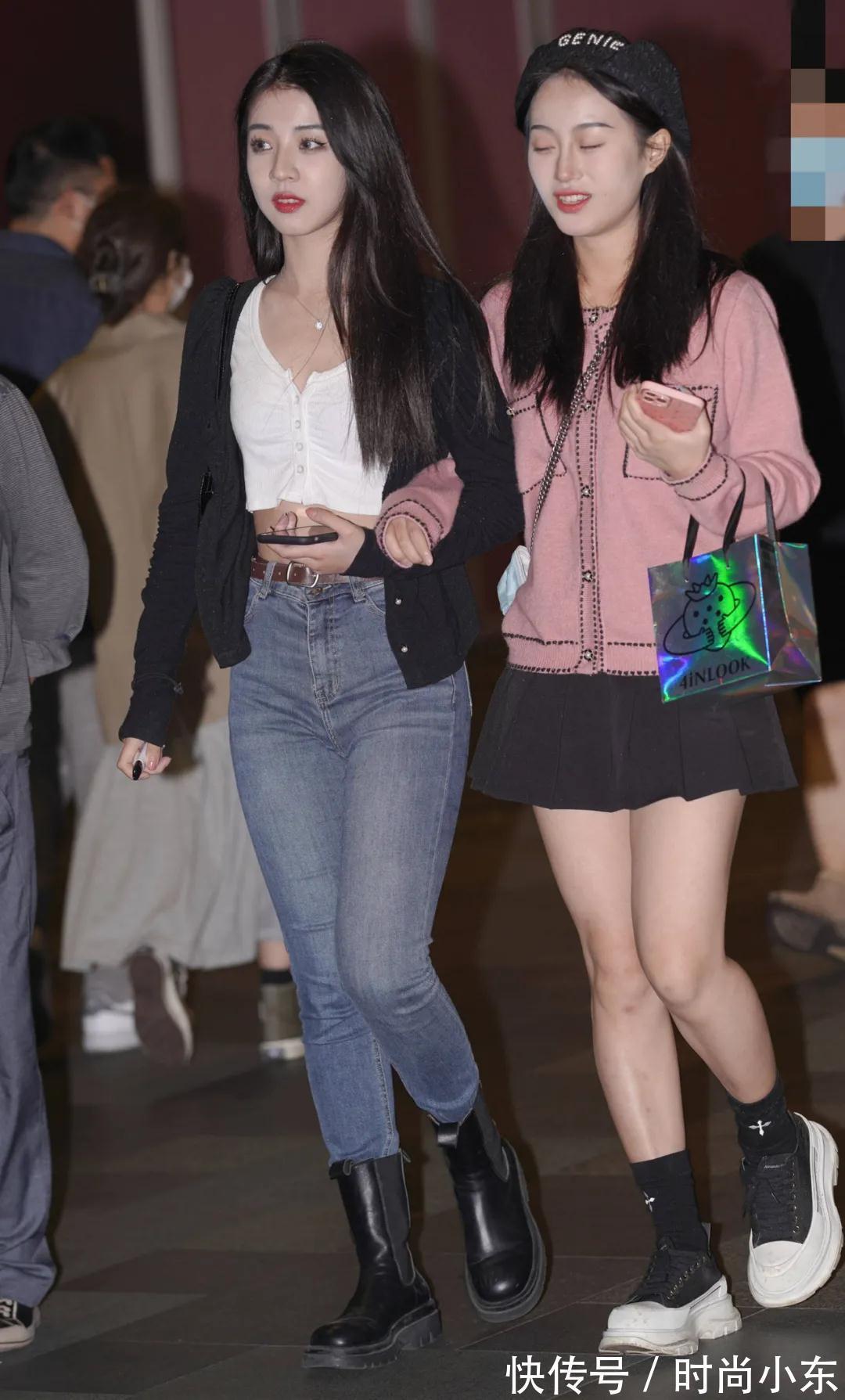 美女 酷爱皮靴的美女姐妹花,牛仔裤和短裙你选谁