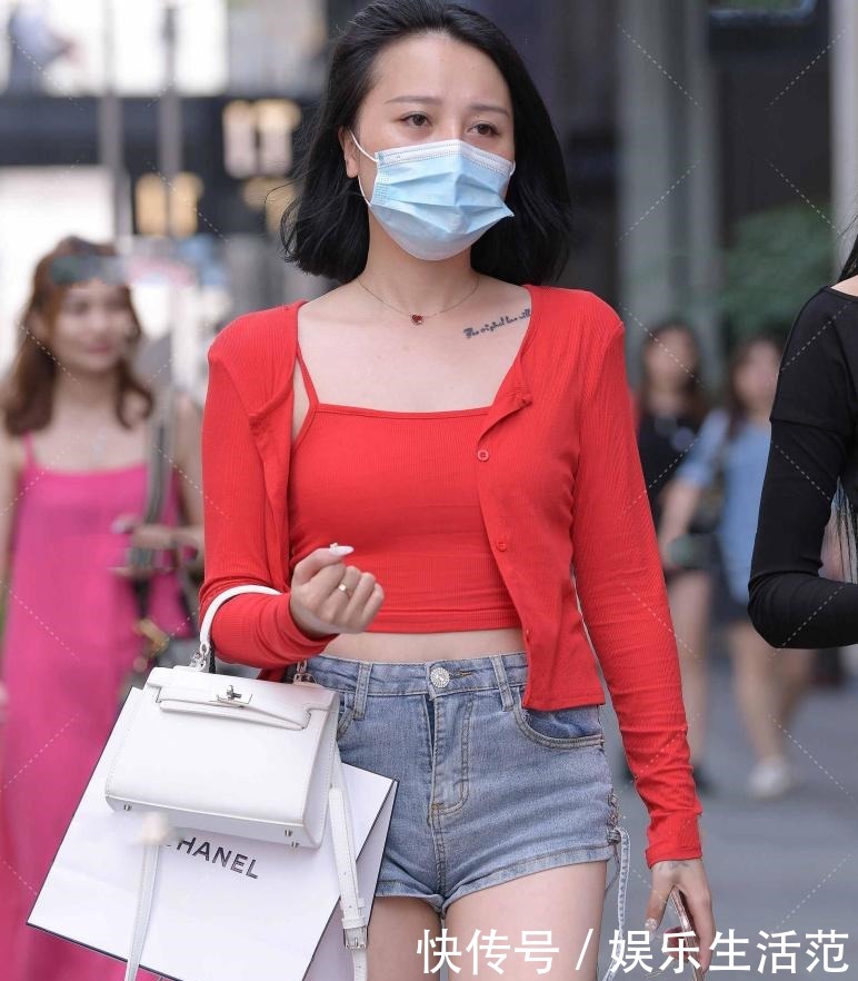 牛仔|红色套装搭配牛仔短裤,简单大方,精致时尚