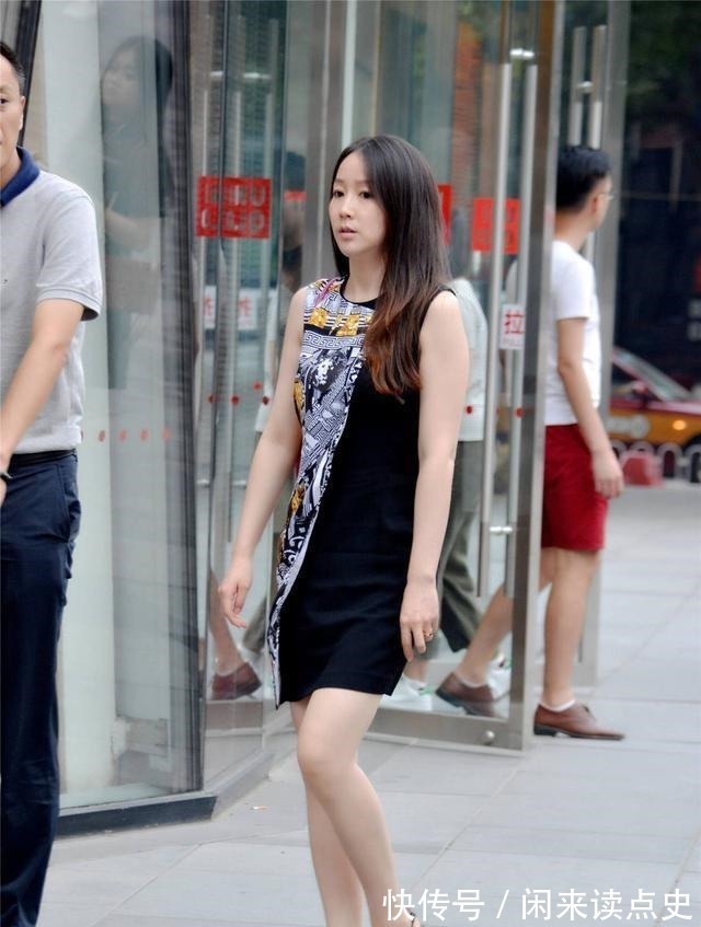 高跟鞋 交叉带细高跟凉鞋,搭配拼接色连衣裙,简单服装,衬托时尚气质!