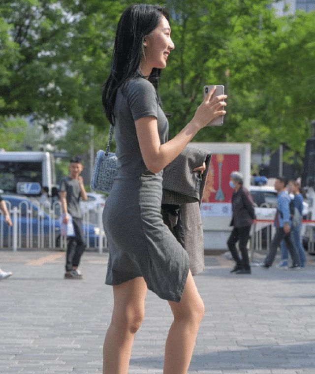 街拍美女,能把裙摆熨一下再出门吗