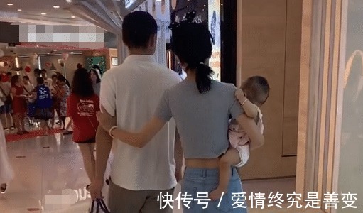 挎包|小姨“挎包式”带娃出门逛街走红,娃紧紧抓住衣角我太难了!