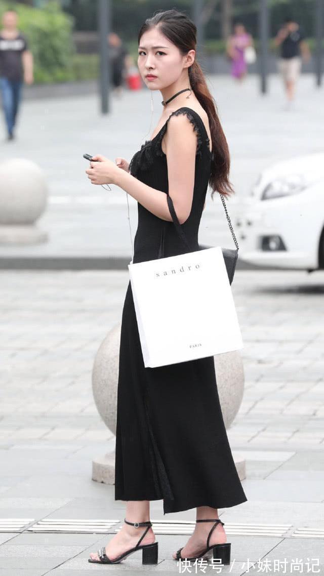 美女|街拍美女:小姐姐黑色吊带长裙,优雅高贵,彰显东方女人的气质美