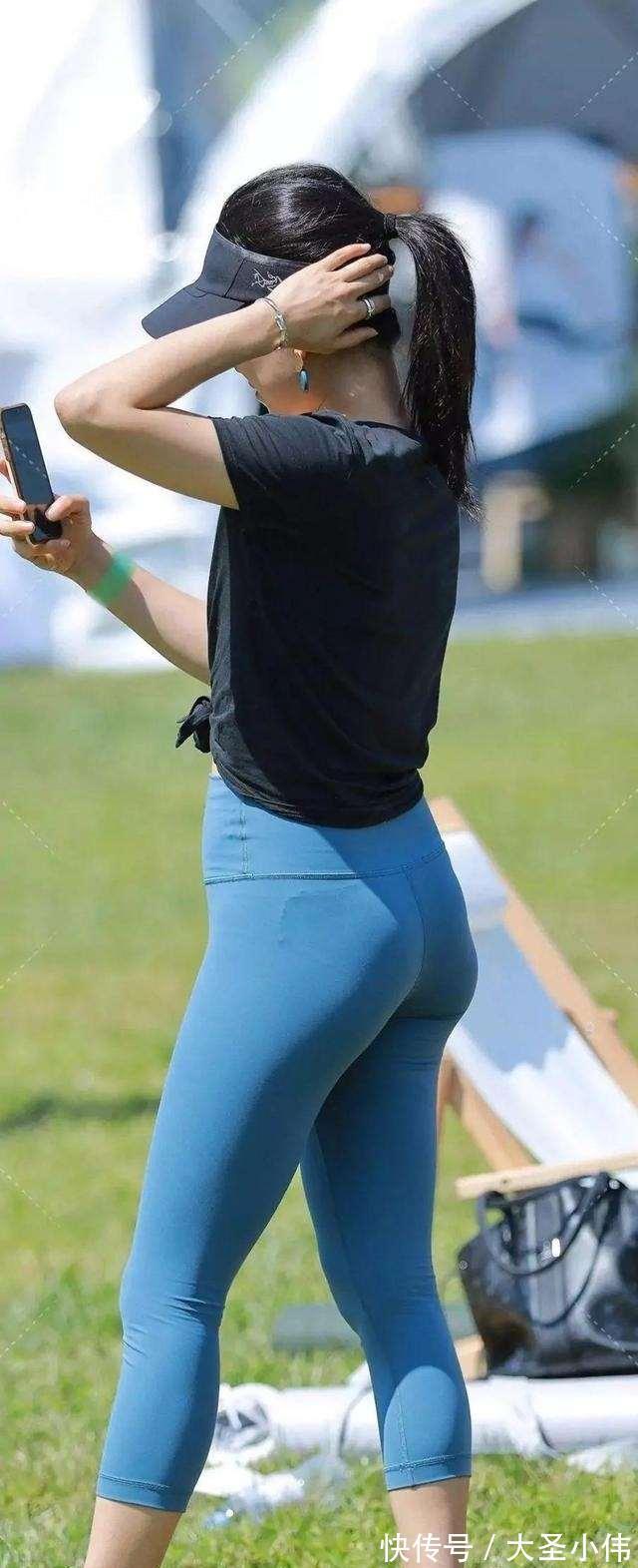 面料 美女街拍:青春有型的瑜伽裤穿搭充满优美曲线,时尚气息扑面而来,清纯自然