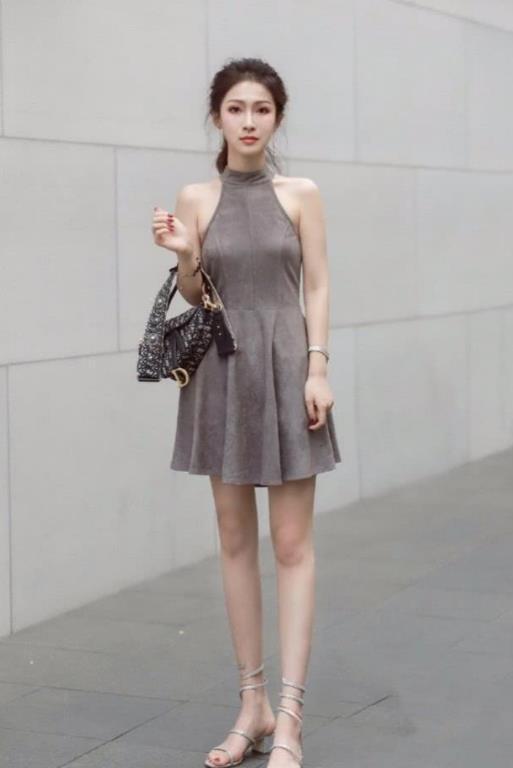 尽显|街拍小姐姐一身白色的服装搭配高腰的短裤,尽显时尚魅力