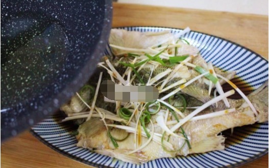 鲈鱼最简单的家常做法,鲜嫩少油,在家也能做出大厨的档次