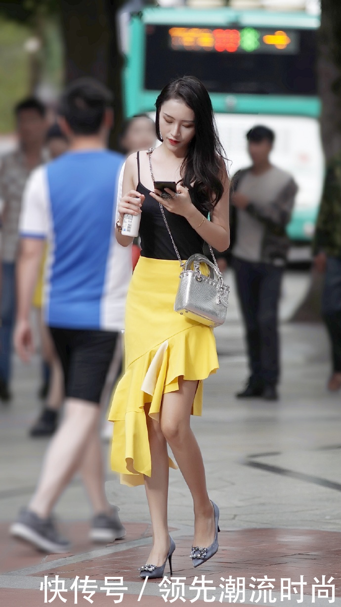 街拍:腿长的人真的直不起腰?自带视觉冲击力的小姐姐了解一下