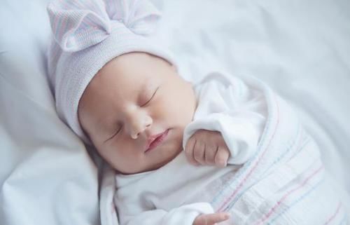 宝妈|“妈,娃睡了”,宝宝喝完母乳就睡,奶奶及时查看,救了孩子一命