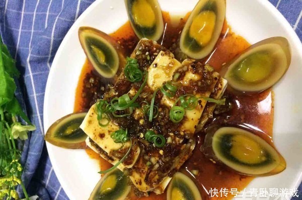 切皮蛋时,不要直接下刀切!大厨都这样做,不粘连,不散花!