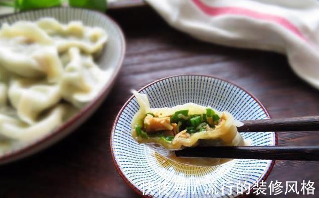 饺子|夏天包饺子用“韭菜苔”，鲜嫩多汁，比韭菜馅的都香，别错过