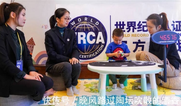 世界纪录|2岁萌娃玩转魔方,拿到2项世界纪录,会玩魔方的孩子更聪明吗?