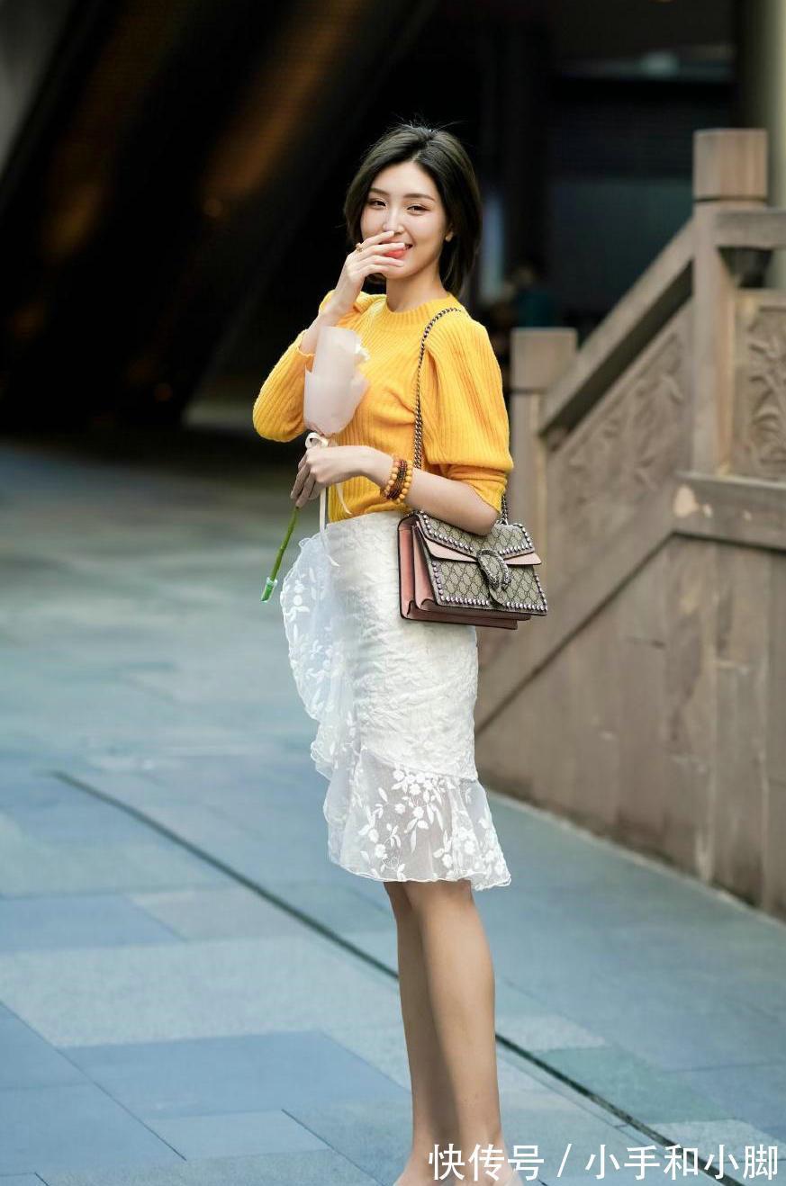 气质|半身裙搭配毛衣,轻松打造温柔气质,看起来时尚又美观