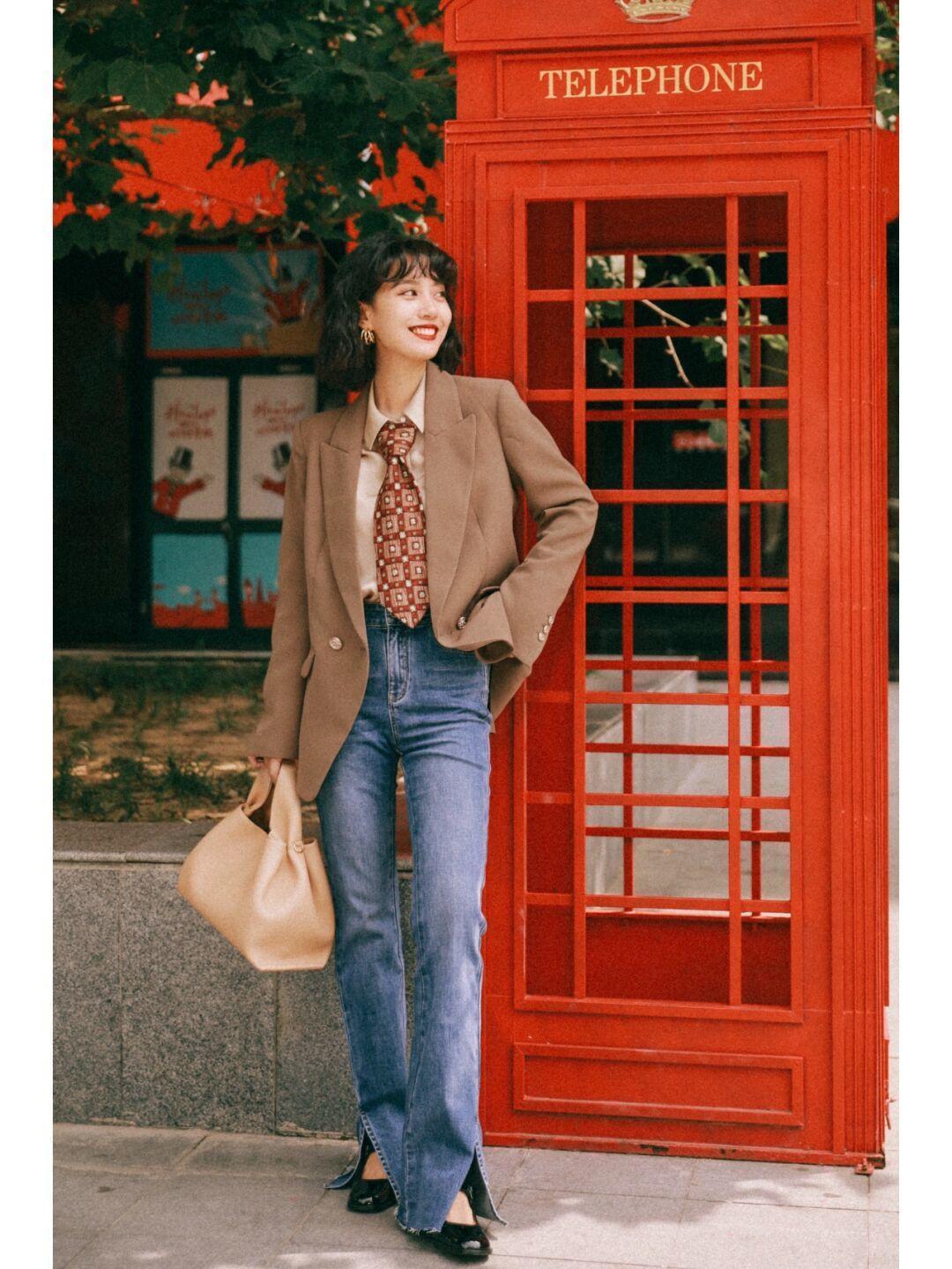 微喇叭|牛仔裤怎么搭配才时髦？搭配西服和衬衫，让你美出新高度，超漂亮