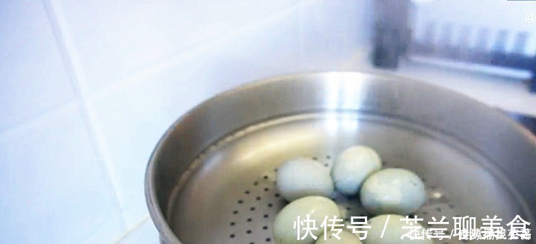 黑暗料理|皮蛋放锅里蒸一蒸,饭店一份要48,在家成本8元,待客有面子