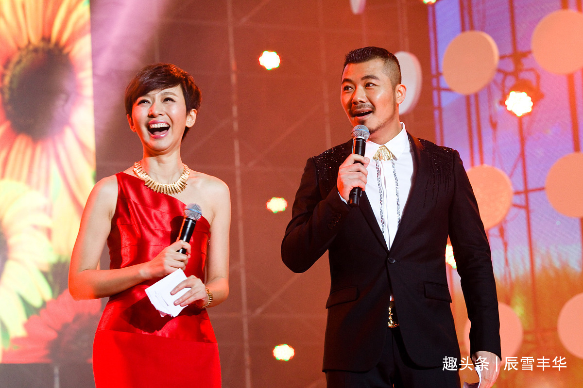 领口|欧阳夏丹穿红“礼服裙”真漂亮,单肩领口露出项链,配短发好甜美