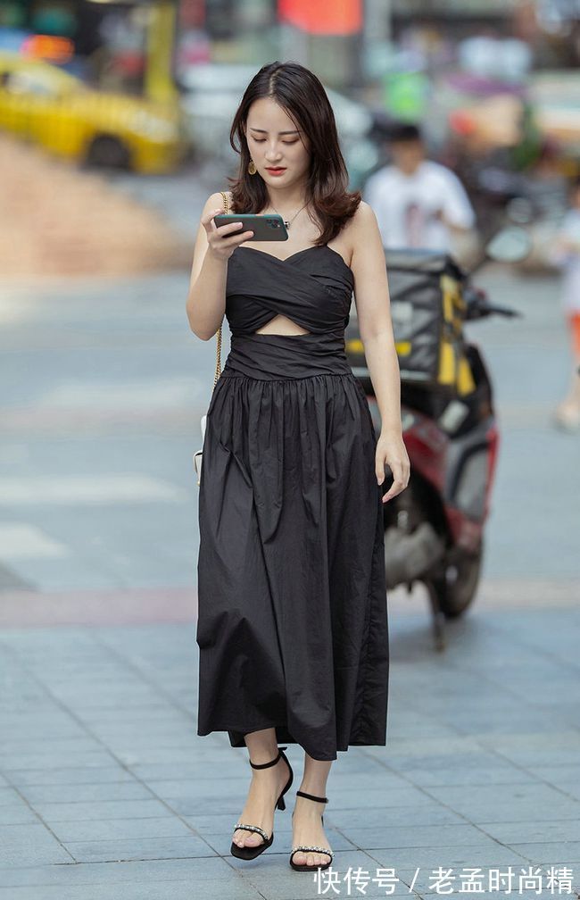 小姐姐|街拍:连衣裙搭配一字带凉鞋,凸显女性的淑女气质