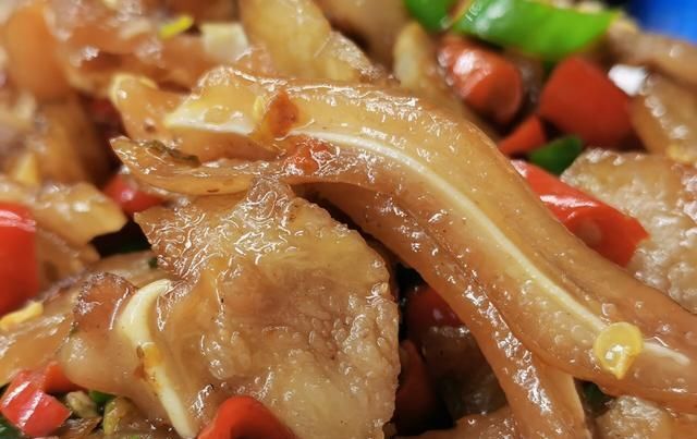简单|卤猪耳朵怎么炒?做法简单,味道香辣开胃,吃起来又脆又嫩还下饭