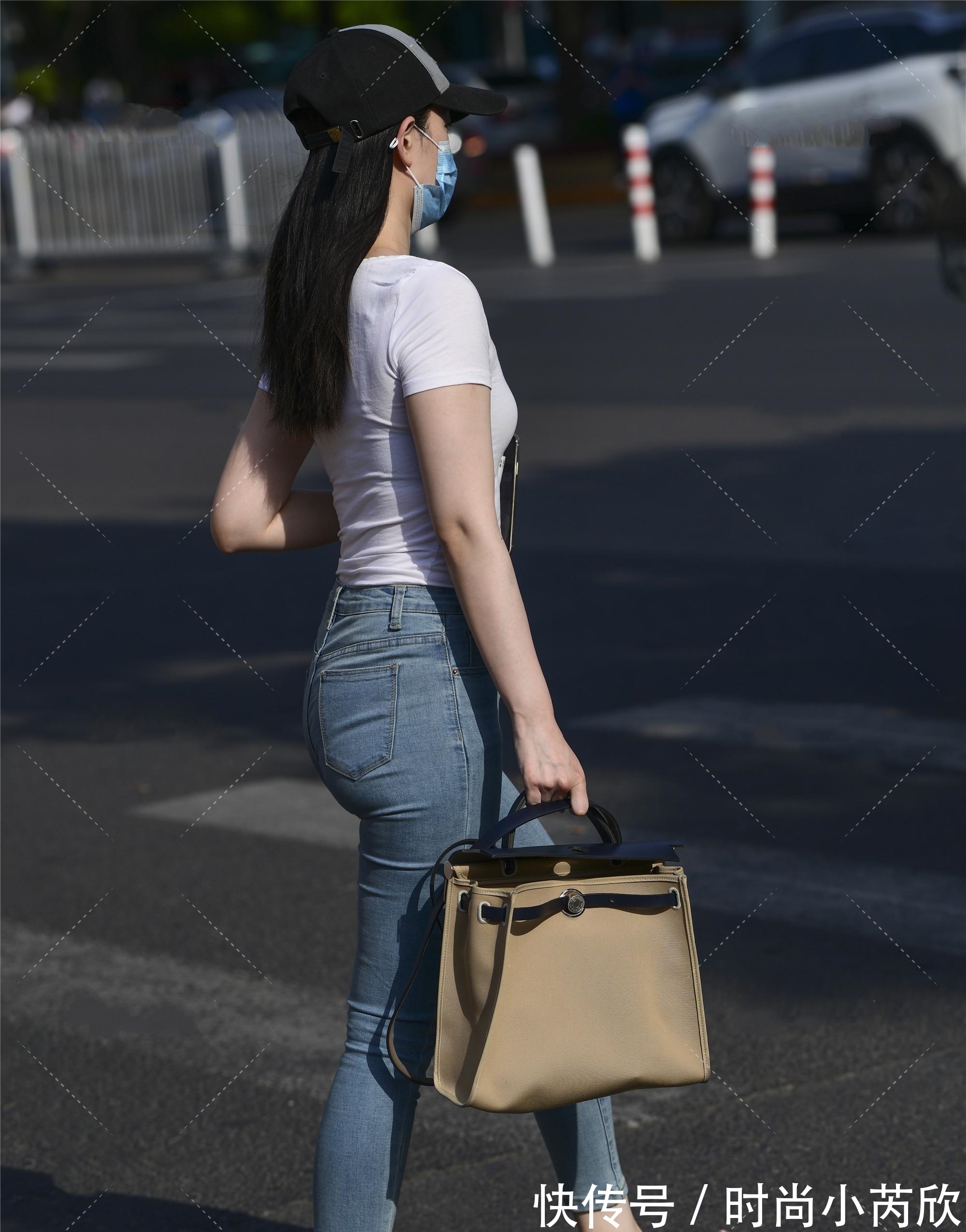 紧身牛仔裤 九分牛仔紧身裤搭配白色T恤,简约休闲,轻松俏皮