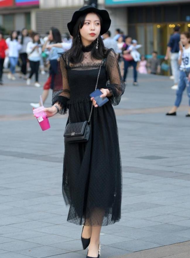 搭配|气质端庄大方的时尚美女，搭配简洁的牛仔裤，美丽大方很显气质